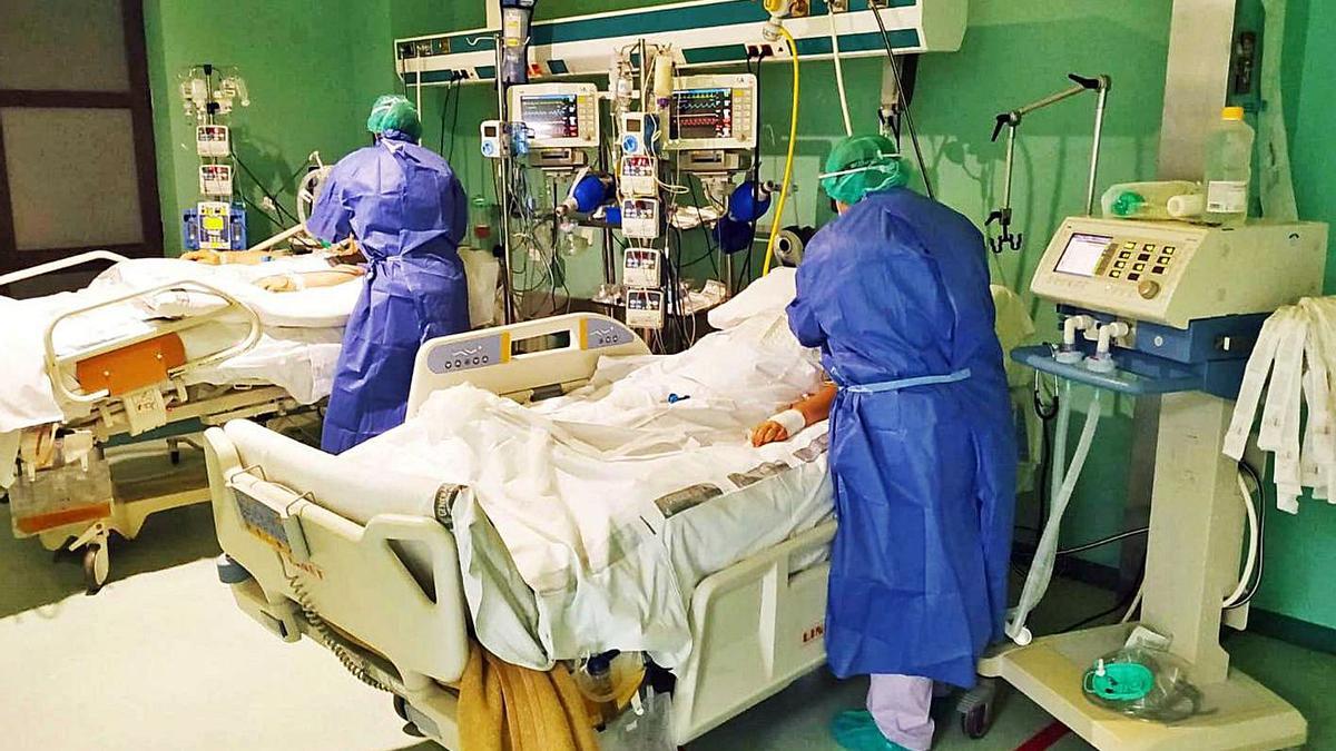 Personal sanitario atendiendo en una UCI de un hospital.  | LEVANTE-EMV