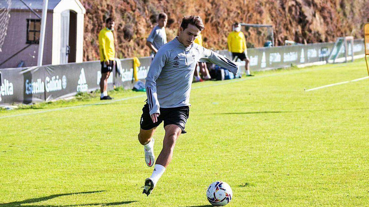 Denis Suárez se dispone a golpear un balón durante el entrenamiento de ayer en A Madroa.