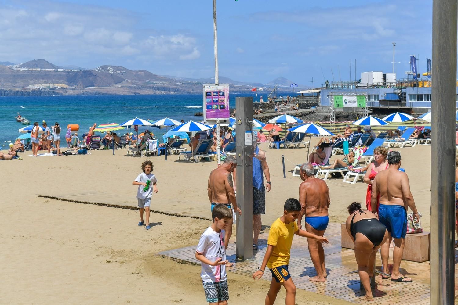 Día de playa en Las Canteras tras la noche de San Juan