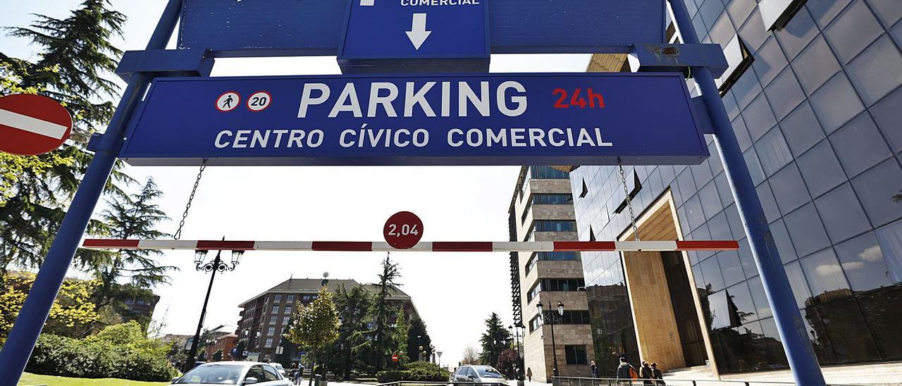 Una de las entradas al aparcamiento del Centro Cívico. | Luisma Murias