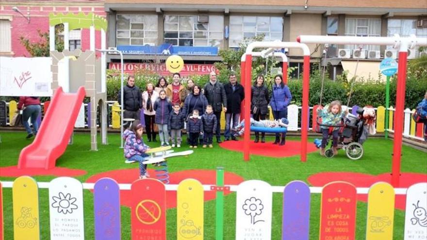 Primer parque infantil con columpio adaptado