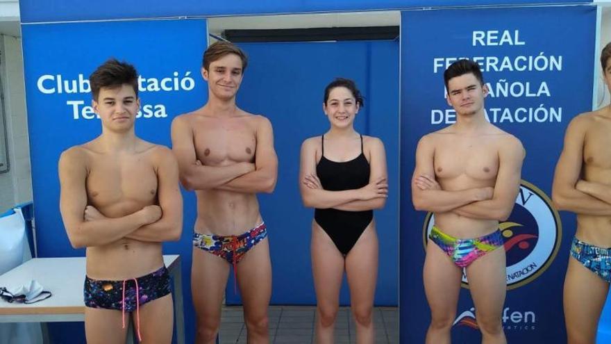 Marcos García, Pablo Galán, Paula Chans, Marco Guiotto y Carlos Abeleira, en el campeonato de Tarrasa.