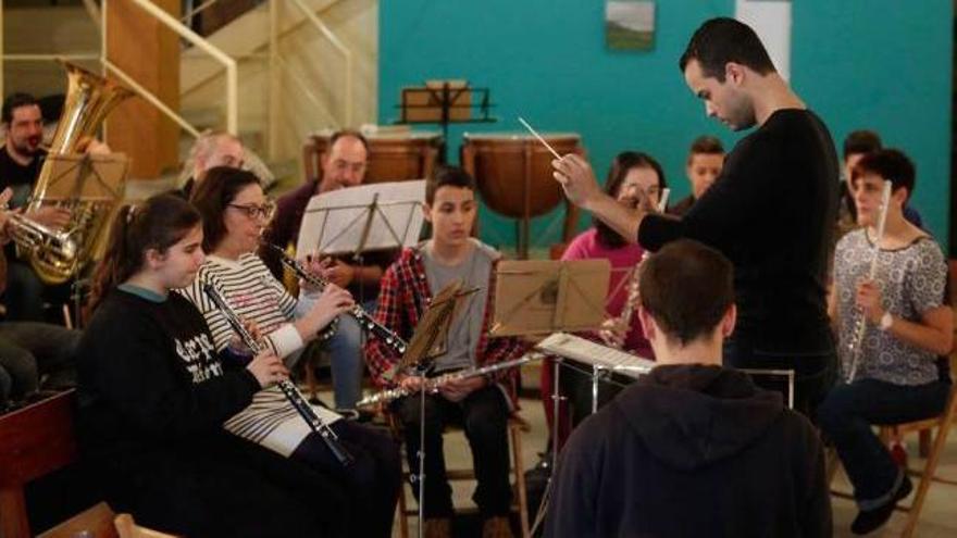 Daniel Santos, dirigiendo ayer el ensayo de la banda.