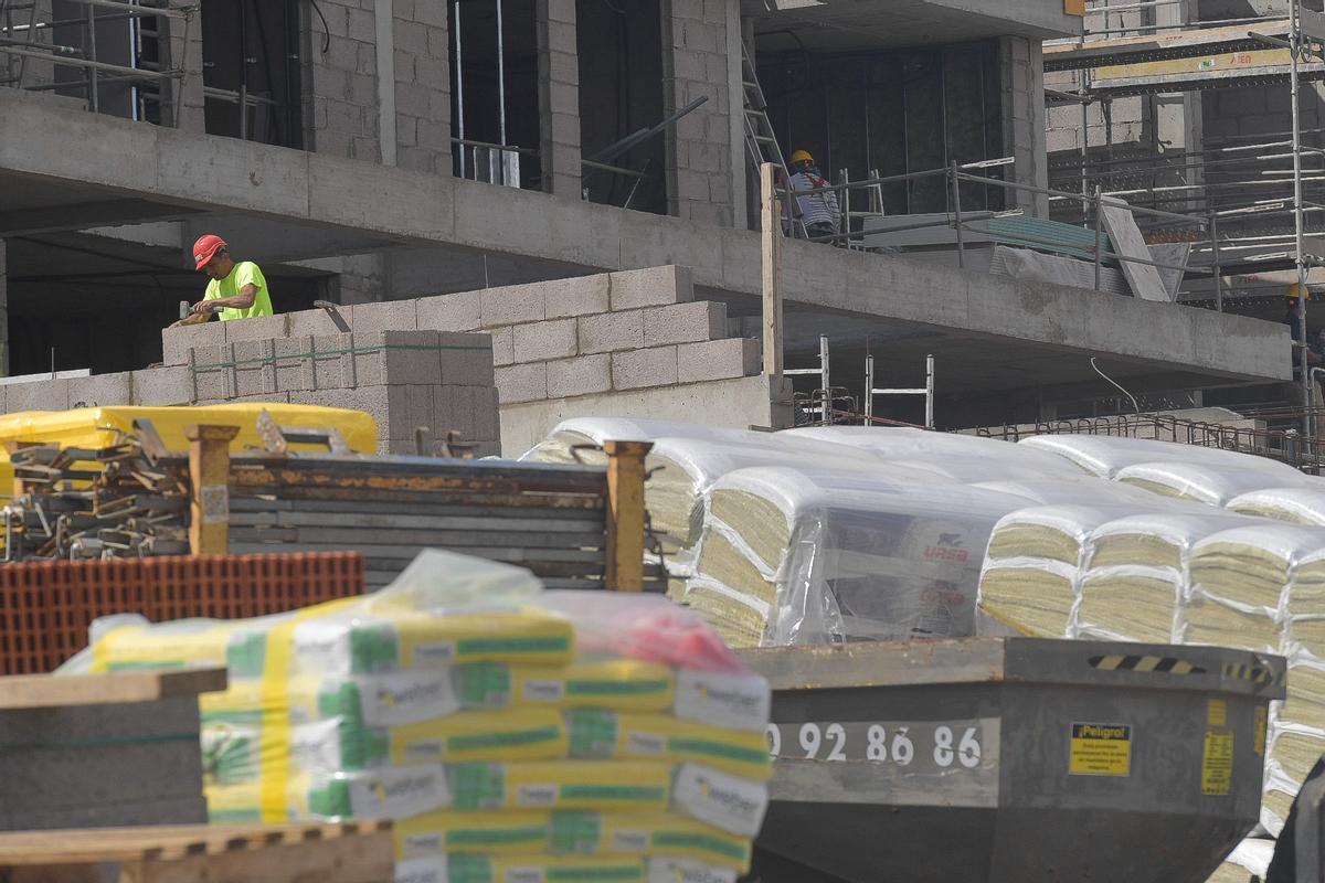 Dos obreros trabajan en la construcción de un edificio de viviendas en la capital grancanaria.