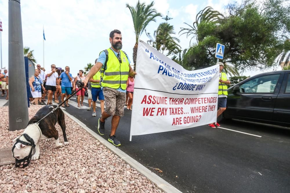 Manifestación en Orihuela Costa por su abandono