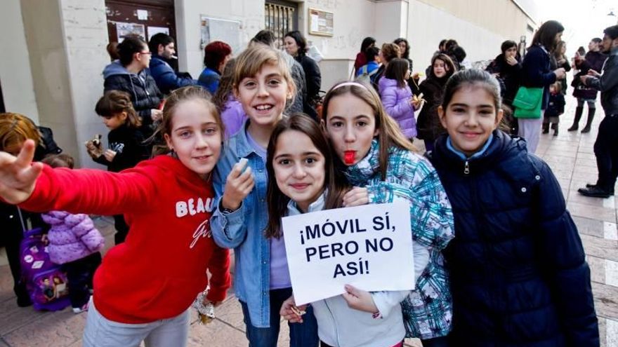 El colegio Cándido Domingo se concentra contra una antena