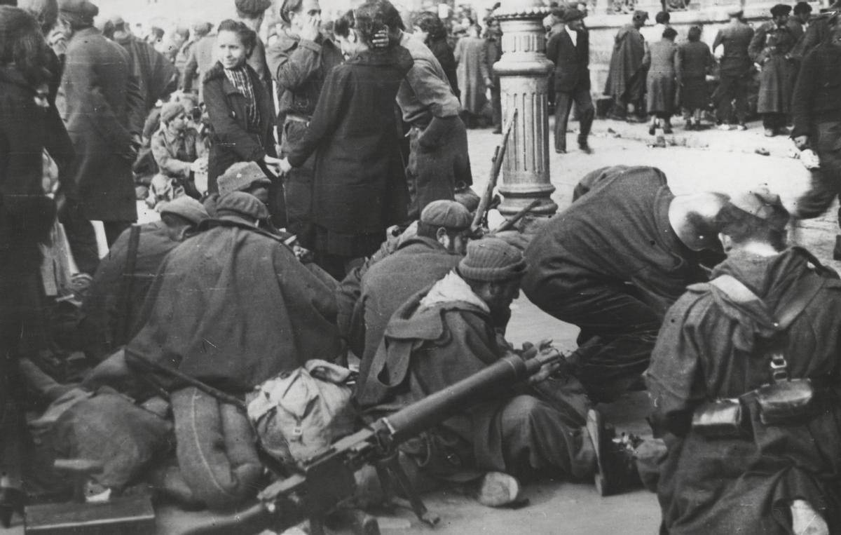 libro bcn 1939 La tarde del 26 de enero algunos civiles se mezclaban en la plaza de Catalunya con los primeros militares franquistas que la ocuparon, aunque tenían órdenes de no entrar en la ciudad. De estos, los temidos &quot;moros&quot; acamparon en aquel &quot;espacio descuidado, sucio y dejado&quot; y sacaron provecho de intercambiar y vender productos de primera necesidad.