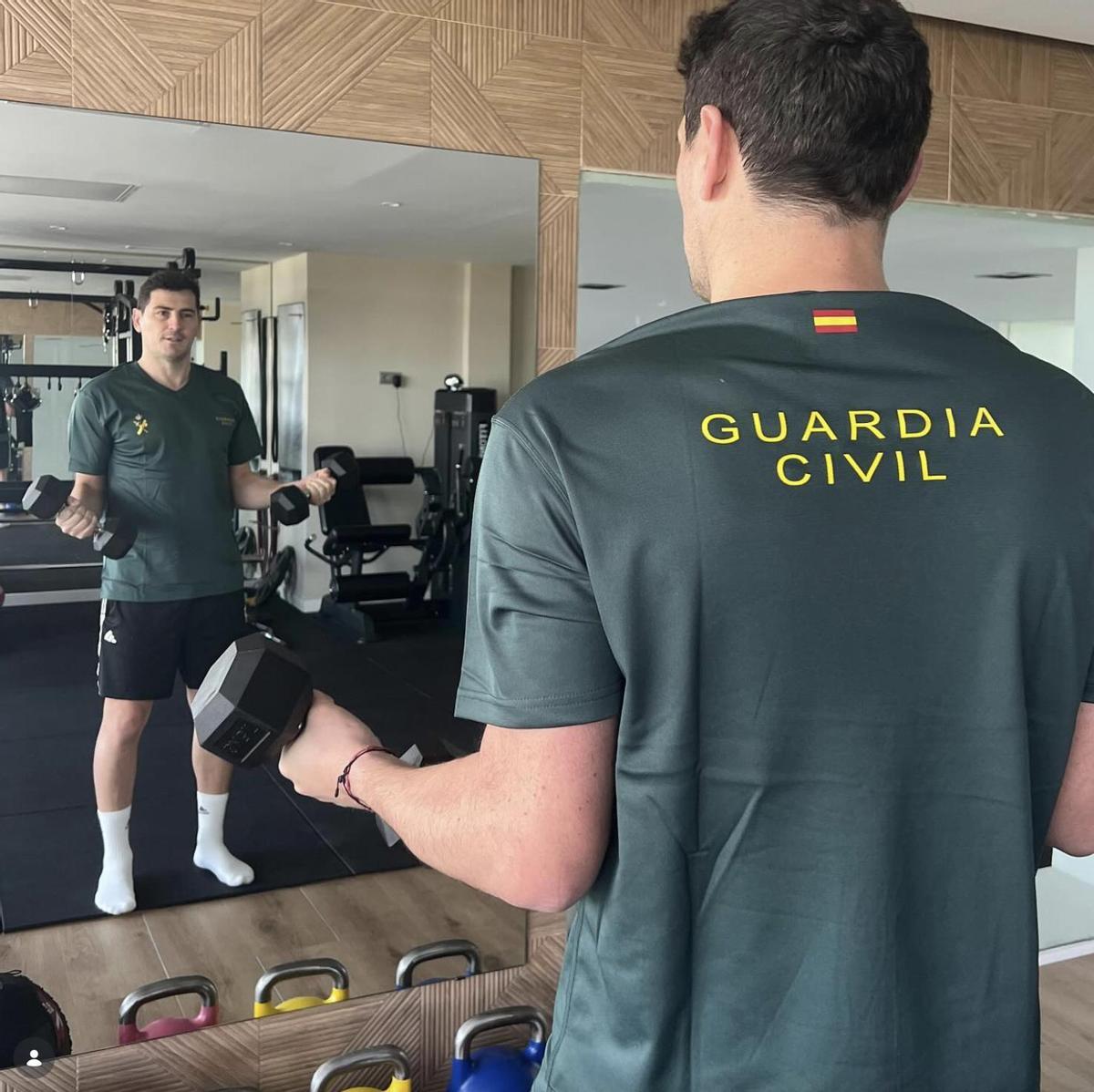 Iker Casillas ejercitándose en el gimansio de su casa