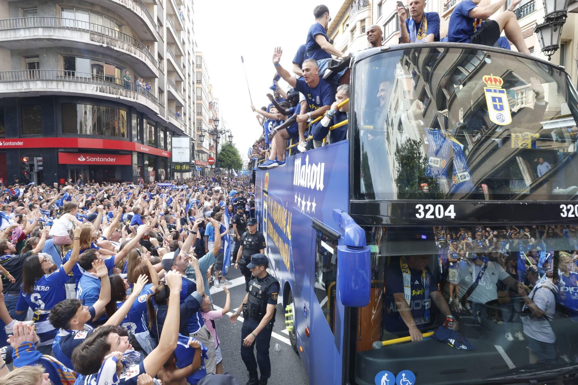 Locura azul en las calles de Oviedo para celebrar el ascenso del equipo a Primera División