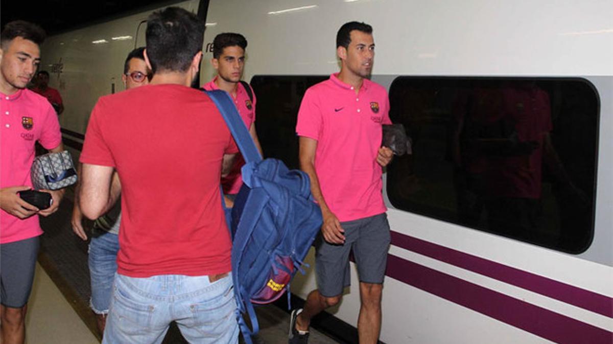 Los jugadores del Barça, accediendo al tren