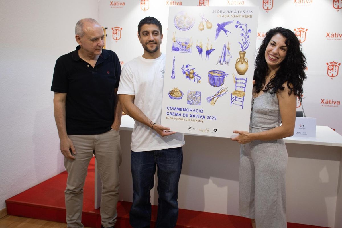 El regidor Alfred Boluda presenta el cartel de la conmemoración junto a los actores Ramón Rodenas y Lucía Aibar.