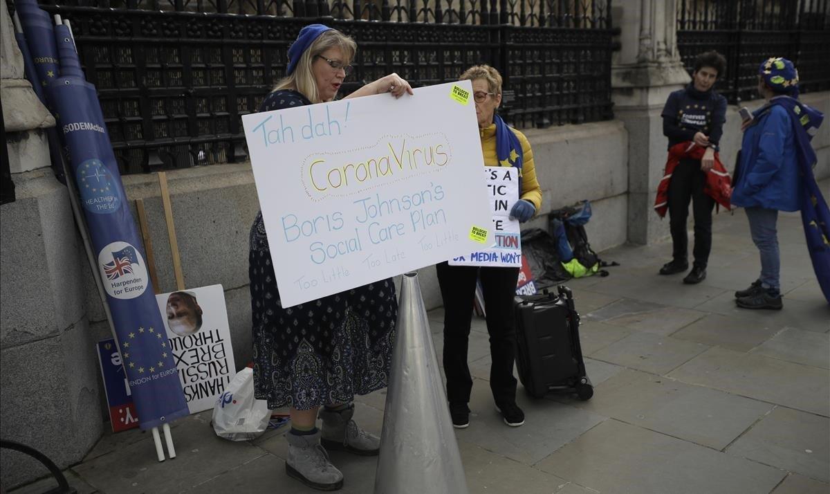 zentauroepp52732084 anti brexit campaigners hold placards including comments on 200317194103