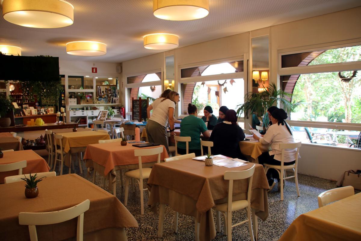 Una classe de català al menjador de l'Hotel 'El Bell Repós' de Platja d'Aro