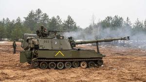 Un cañón autopropulsado español del Ejército participa en unos ejercicios en Letonia el pasado 13 de marzo.