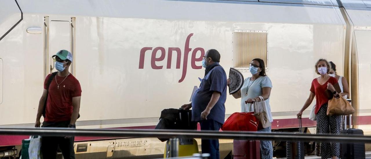 El AVE Madrid-València no alcanza ni la mitad de los pasajeros previstos al inicio