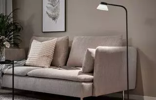 Ikea vuelve a rebajar su lámpara de pie y ya cuesta menos de 20 euros: perfecta para tu salón