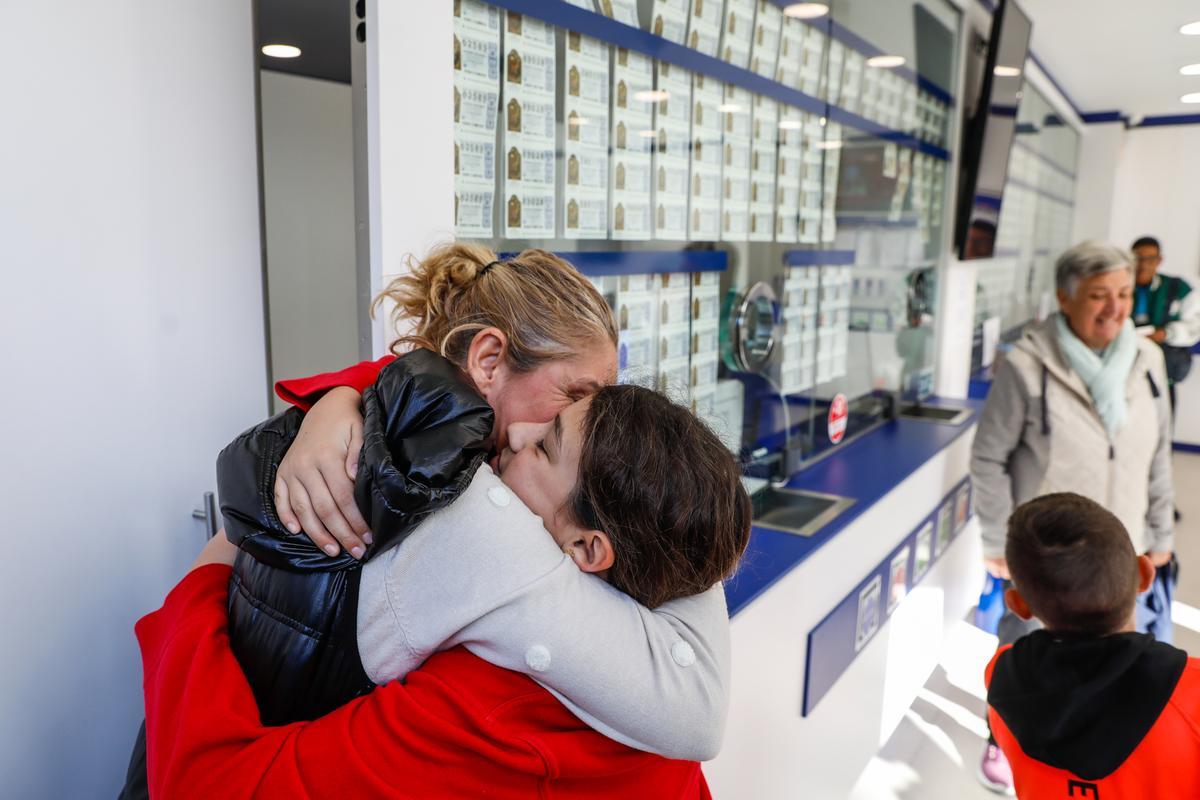 Eufòria pel Gordo de Nadal a l’Hospitalet: «Aquest barri s’ho mereixia»