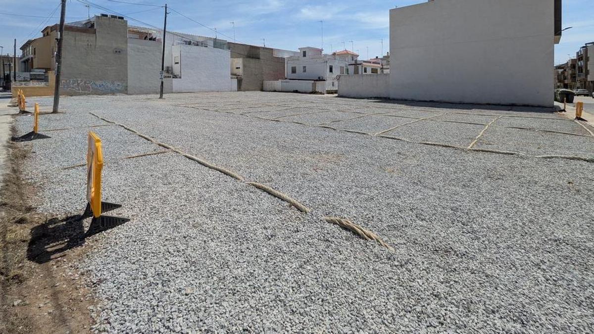El nou aparcament gratuït de Benicarló s'ha habilitat al carrer de Peníscola, en la intersecció amb el carrer de Severo Ochoa.