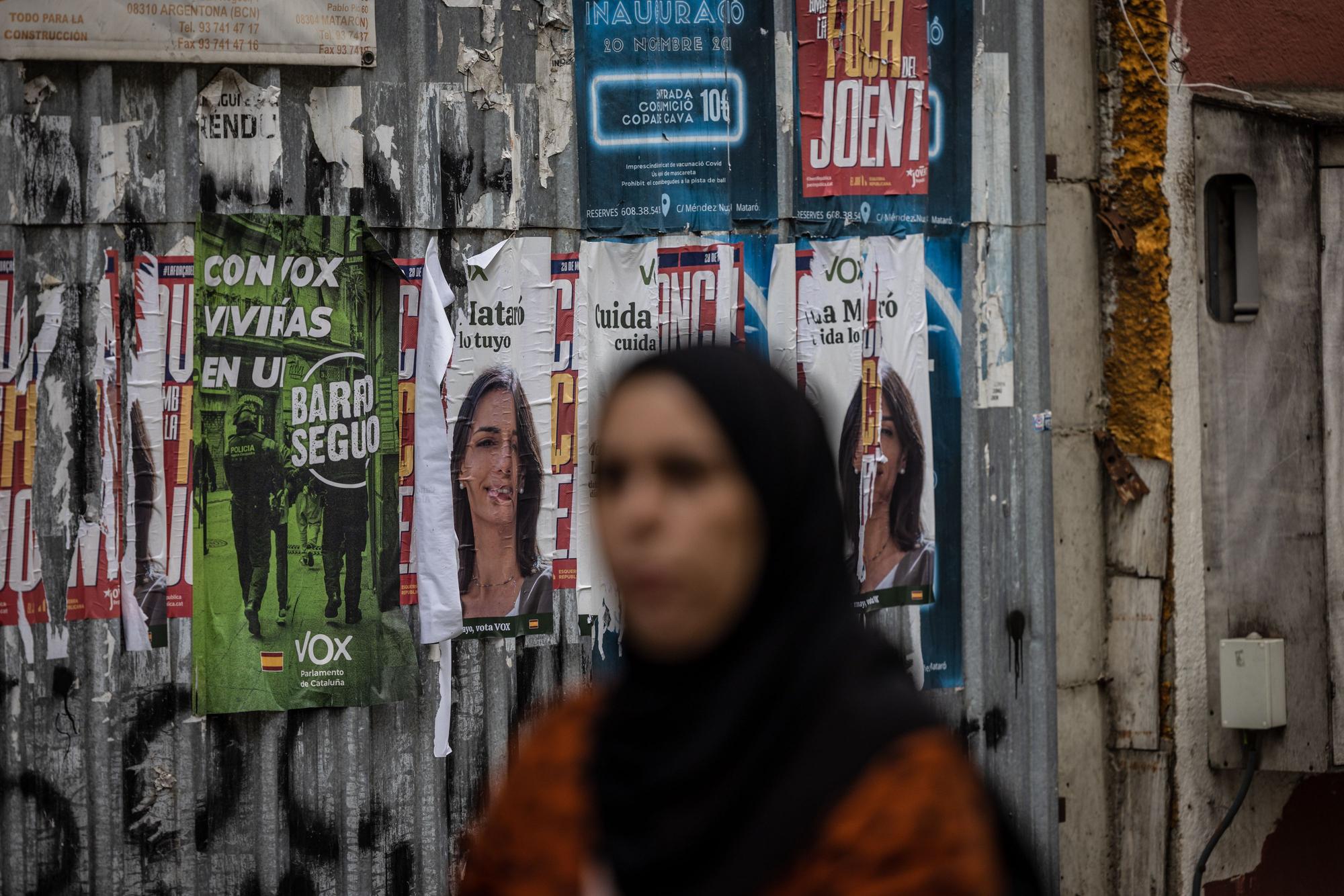 Propaganda de Vox en el barrio de Cerdanyola, granero de votos de Vox en Mataró.