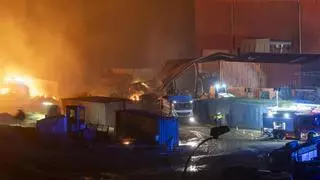 El voraz incendio en el vertedero de Zonzamas mantiene en vilo a Lanzarote y obliga a activar "todos los medios de extinción"