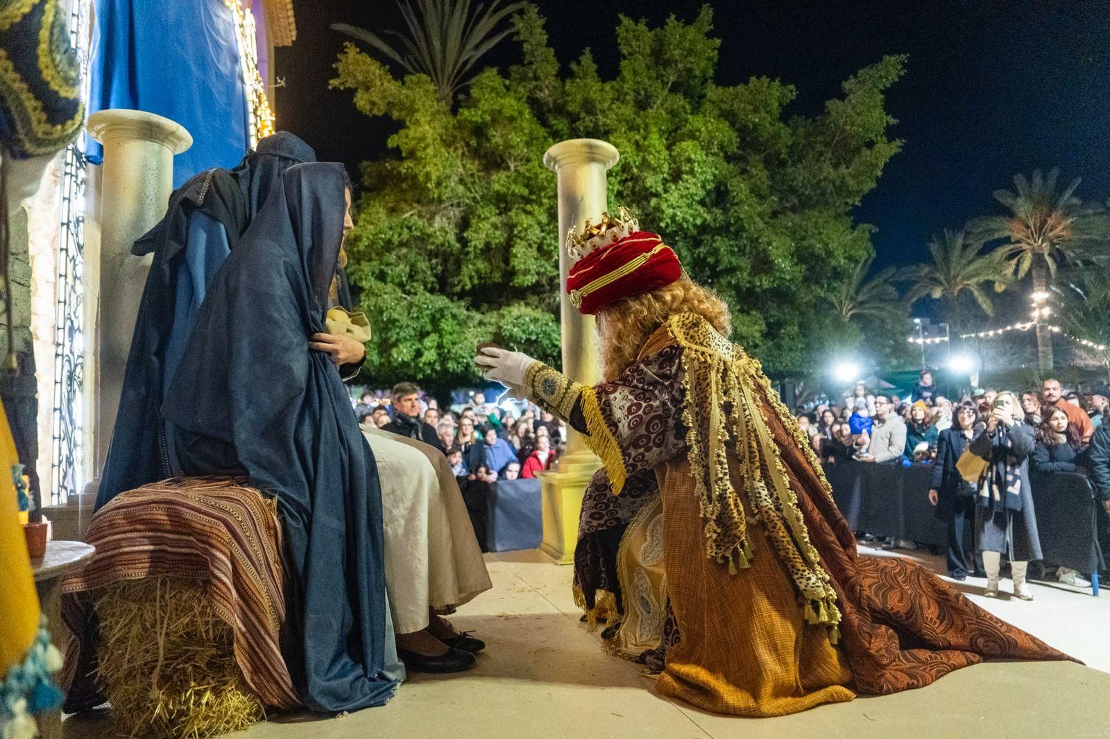 La Vila Joiosa recibe a los Reyes Magos por la puerta grande