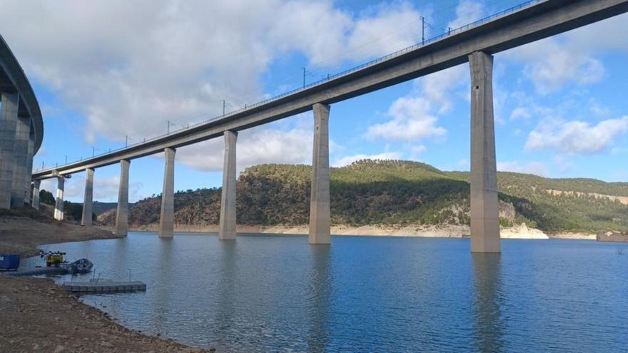 Adif moderniza el viaducto del AVE en el embalse de Contreras