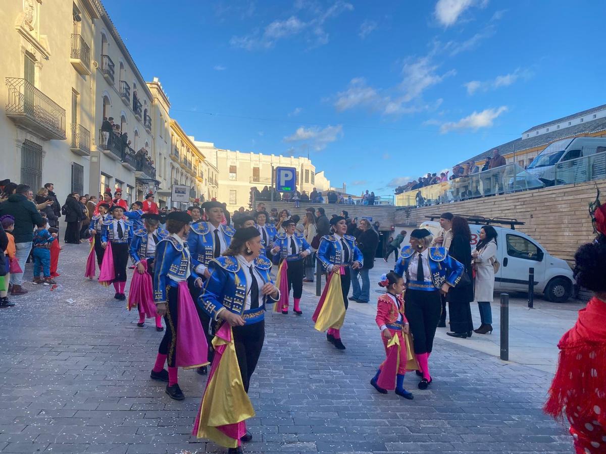 Agrupación vestida de toreros en el pasacalles de Carnaval de Baena.