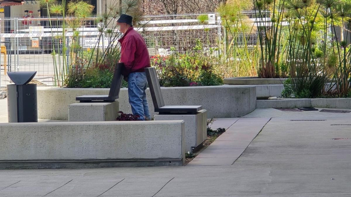 Un hombre orinando en el jardín, ayer.