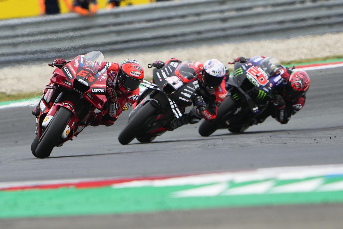 'Pecco' Bagnaia, Aleix Espargaró y Fabio Quartararo, en las primeras vueltas de ayer en Assen.