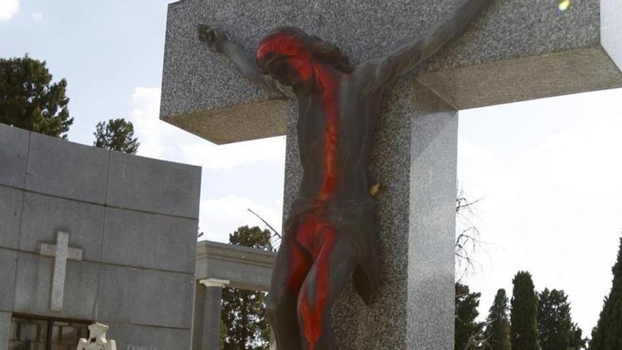 La Policía de Madrid refuerza el cementerio de la Almudena por vandalismo