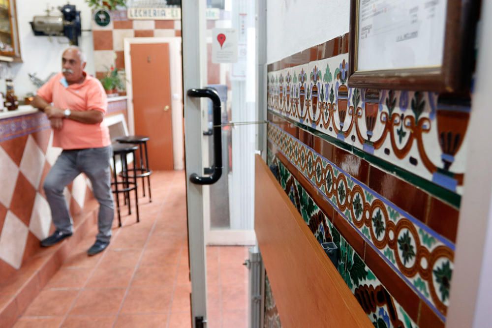 En 1949, José Gálvez y Aurora Toro, tras estar al frente del bar El Brillante, en Puerta Nueva, decidieron trasladarse a la calle Pozos Dulces y abrir el bar El Diamante. Siete décadas después, conserva gran mayoría del mobiliario y objetos originales