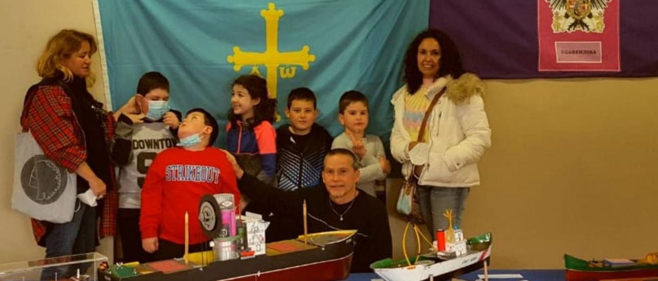 Alumnos y profesores, junto a Nicolás Batalla (agachado), en la exposición. | V. A.