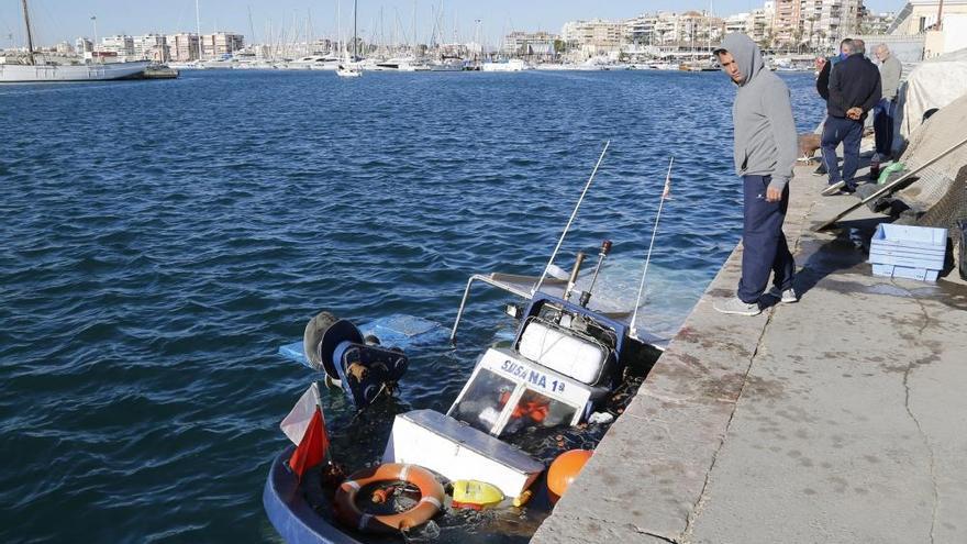 Un barco pesquero se hunde en el puerto de Torrevieja