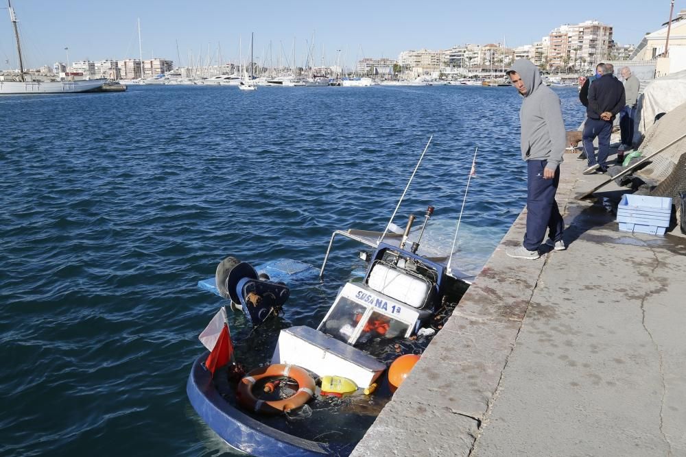 Barco pesquero hundido en el puerto de Torrevieja