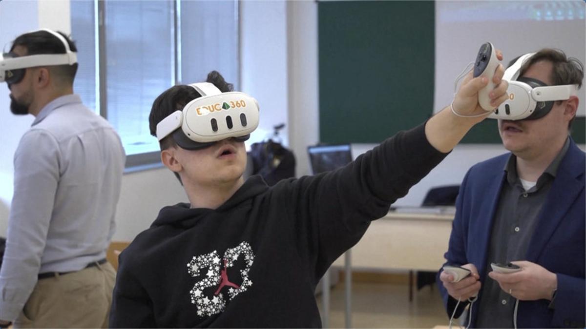 Estudiante con gafas de realidad virtual, Universidad Rey Juan Carlos, Madrid.