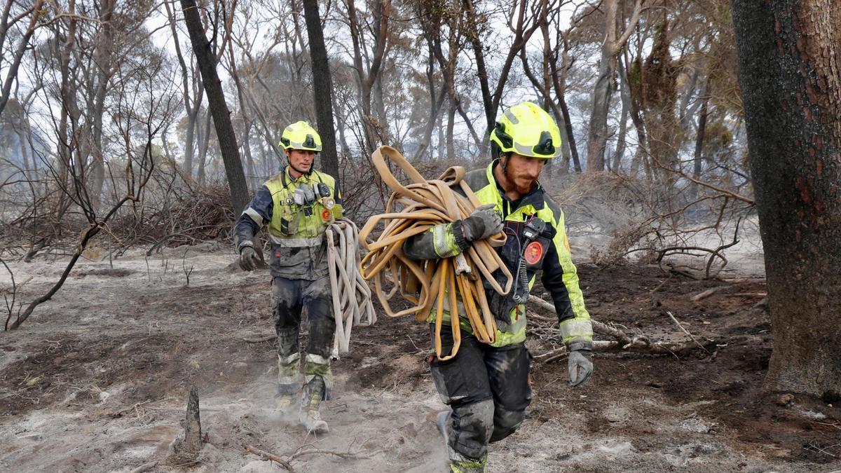 Dos de los efectivos que han participado en la extinción del fuego del Saler.