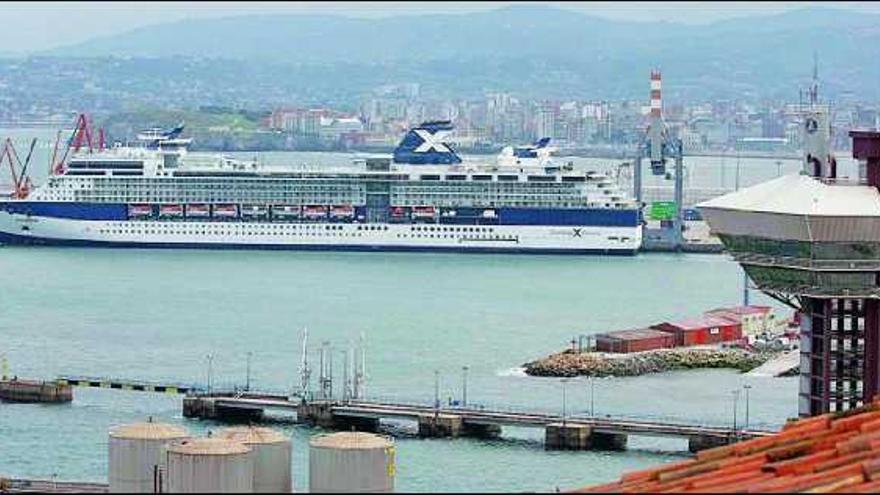 El crucero «Summit», en su anterior escala en El Musel.