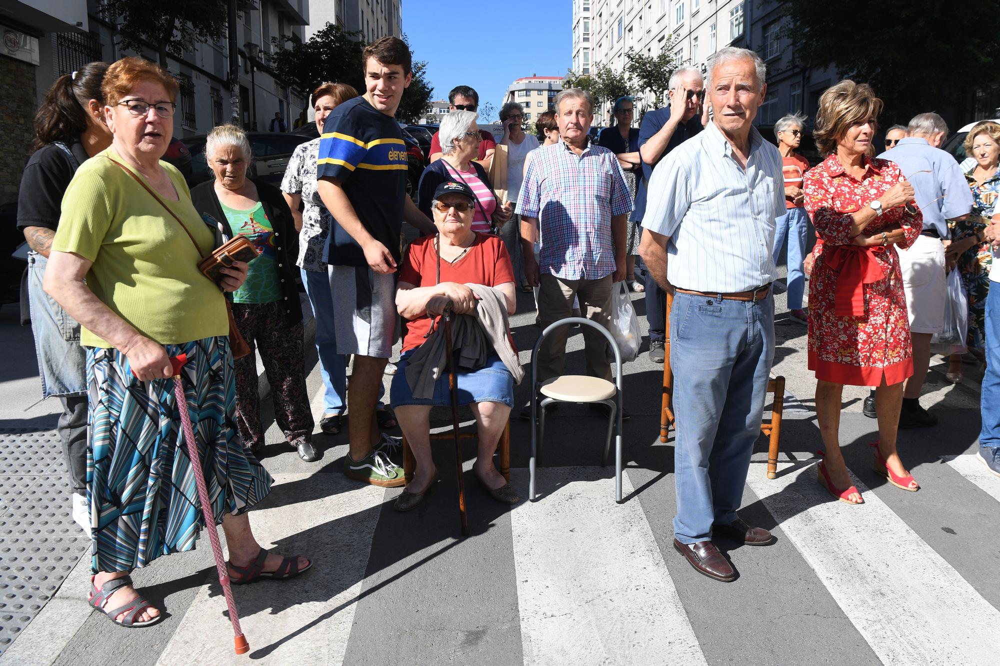 Concentración de vecinos por el abandono de un solar en la calle José María Hernansáez