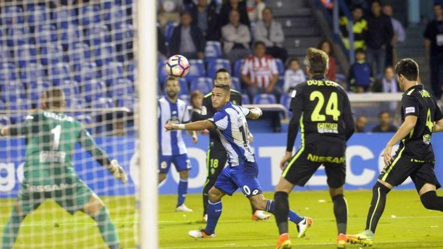 Andone entra a rematar en Riazor.