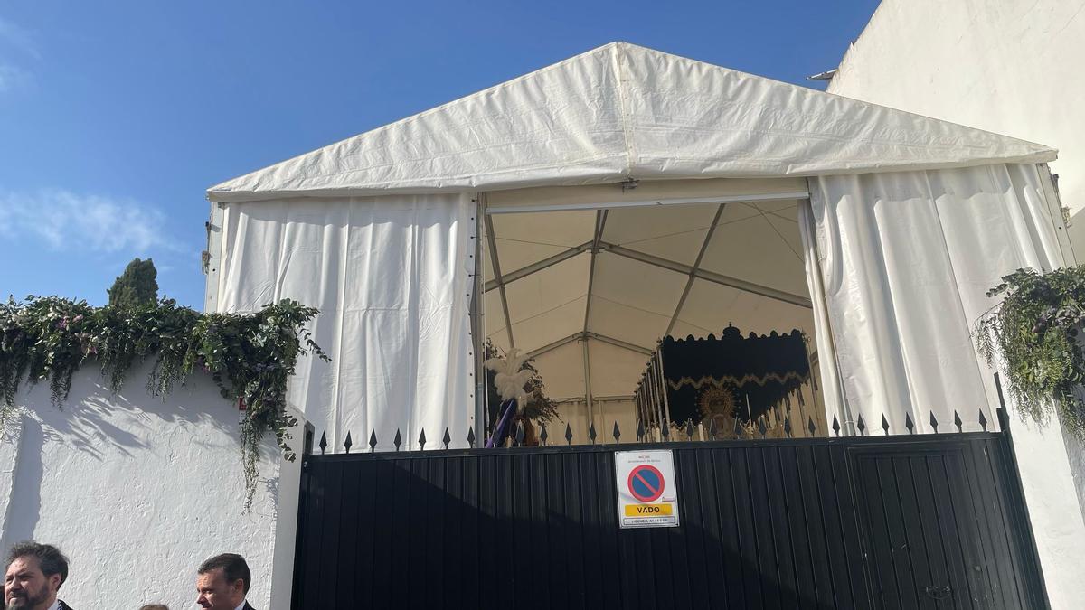 Todo listo para que salga la cruz de guía de la hermandad del Dulce Nombre e Bellavista. Este año será el último en el que comenzará su estación de penitencia desde esta especie de garaje. El próximo año ya podrá hacerlo desde la parroquia.