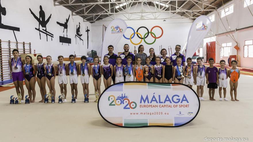 Imagen de la antigua concejala de Deportes visitando al club.