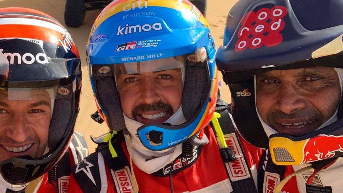 Fernando Alonso, con Marc Coma y Nasser Al-Attiyah en un descanso de los test