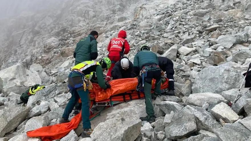 La Guardia Civil auxilia a un valenciano tras resbalar en el glaciar del Aneto
