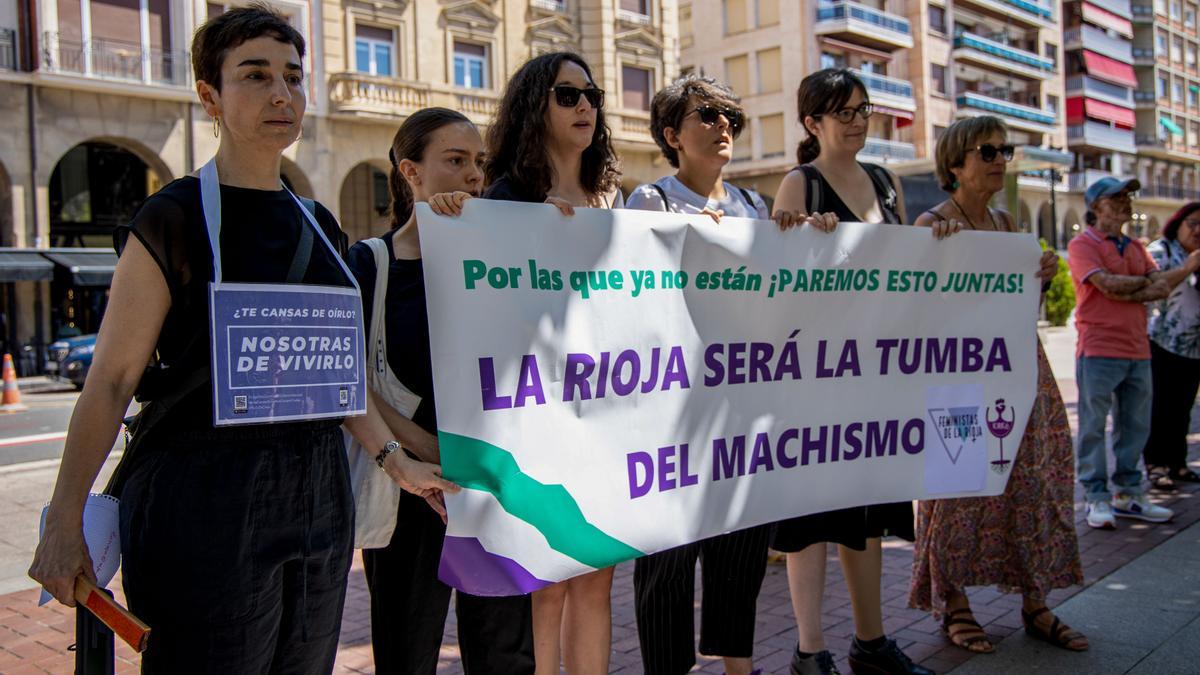 Un minuto de silencio por la mujer asesinada en Logroño con el deseo de que sea la última