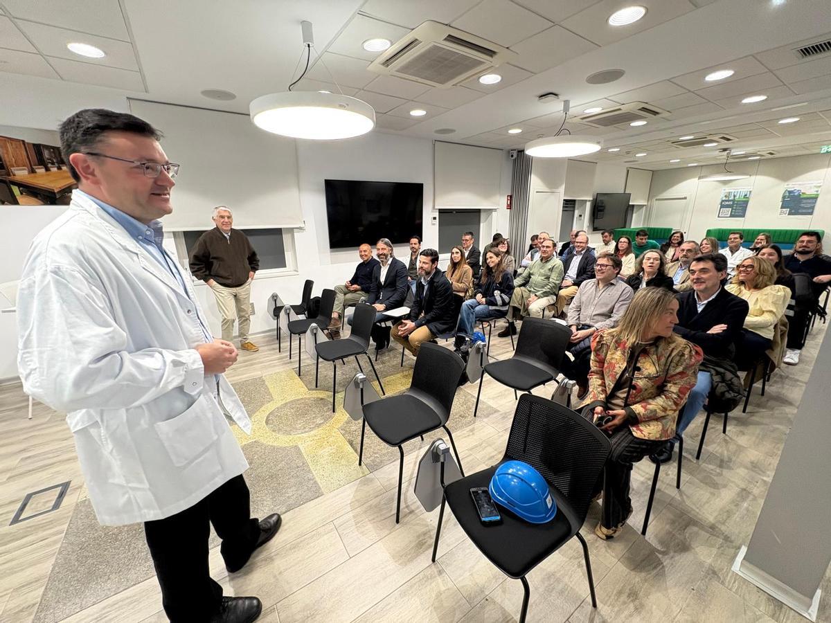 Jorge Álvarez, en primer término, y Mario Díaz, al fondo, en las jornadas técnicas del Clúster de Industrias Químicas y Procesos de Asturias en la planta de Bayer en Langreo