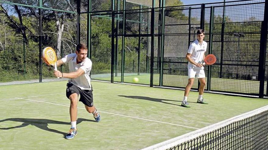 Gespielt wird üblicherweise im Glaskasten: ein Pádel-Duo bei der Weltmeisterschaft 2014 in Palma.