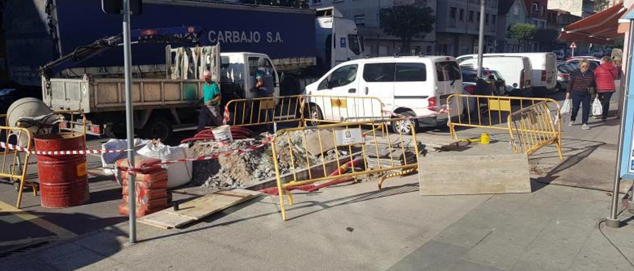 Operarios, ayer, instalando las conexiones en la calle As Barxas. / S.A.