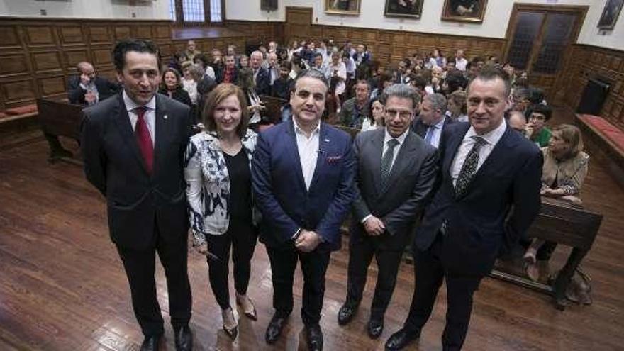 Julio Bruno (en el centro), con la vicerrectora Eugenia Suárez Serrano y responsables de la cátedra.