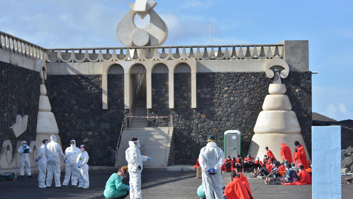 Una embarcación con 51 migrantes llega por sus medios a la isla de El Hierro