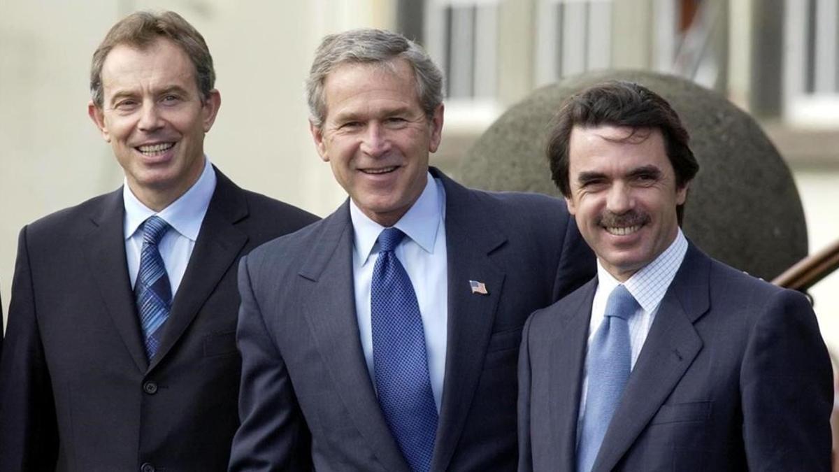 De izquierda a derecha: Blair, Bush y Aznar, en el aeropuerto de la isla de Terceira, en las Azores, antes de la cumbre, el 16 de marzo del 2003.